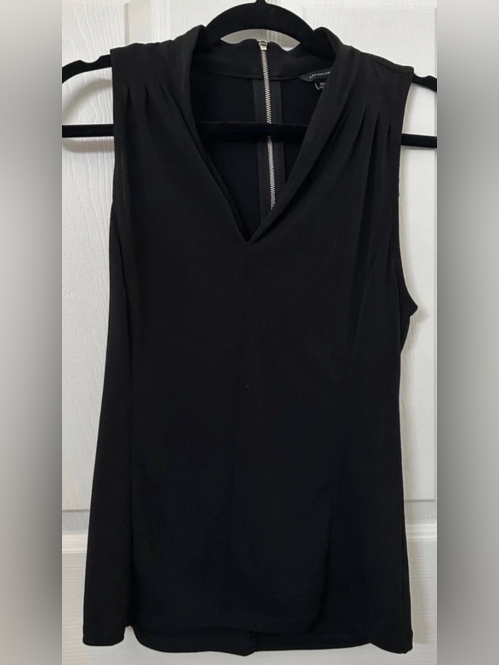 Ann Taylor Sleeveless Black V-Neck Blouse Shell